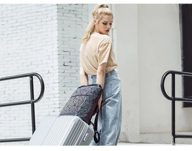 Mochila Holográfica Luminosa 15 Polegadas - Geométrica Premium Feminina - Loja Holoo